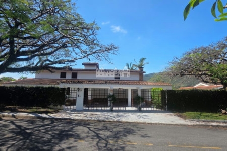 Casa à venda com 5 quartos, sendo 3 suítes, em Itapetinga, Atibaia, SP