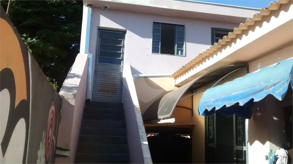 Sobrado com 5 dormitórios.