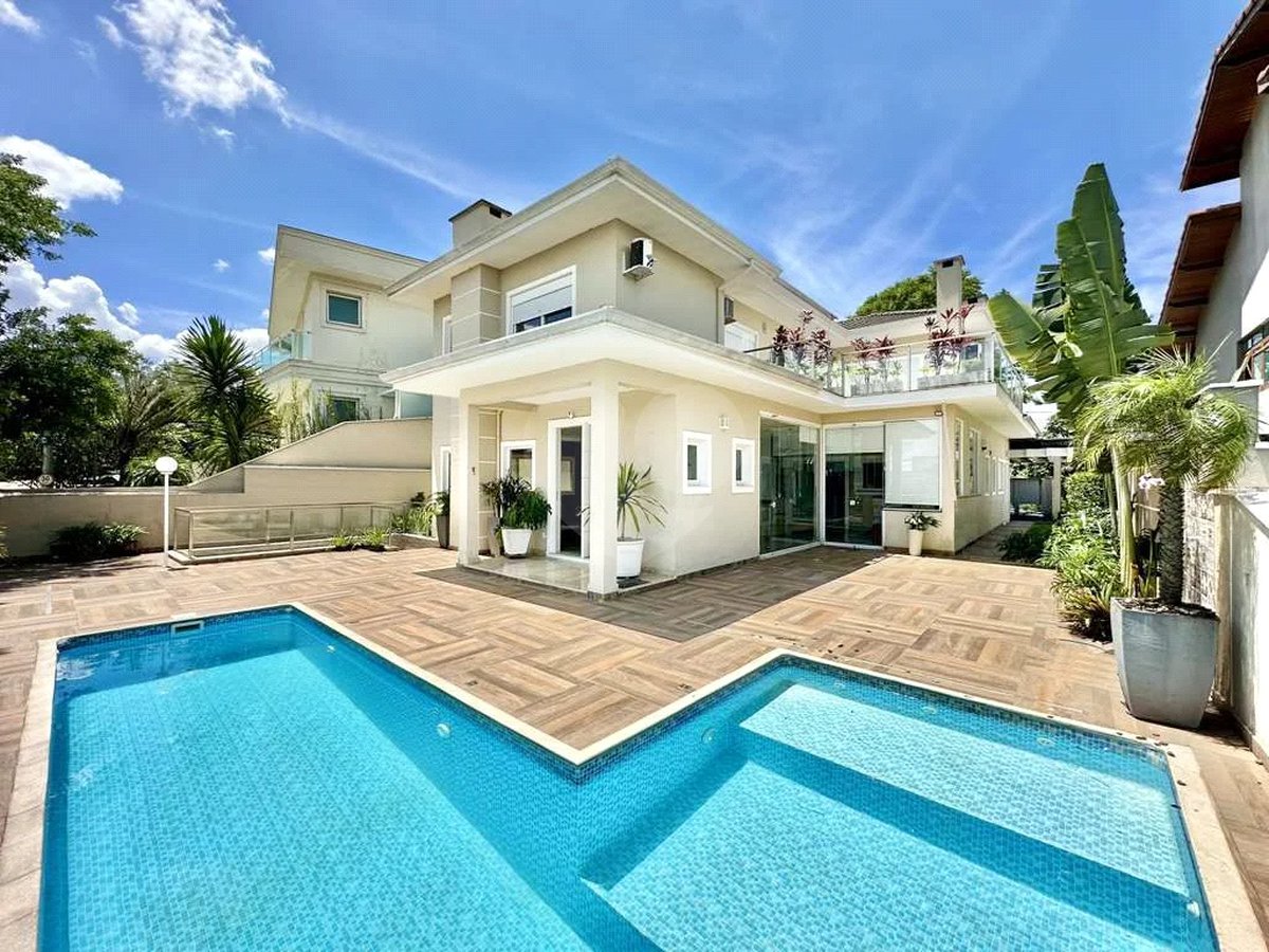 Casa em condomínio Impecável, 4 dorms / 2 suítes, varanda gourmet, piscina, 3 lareiras