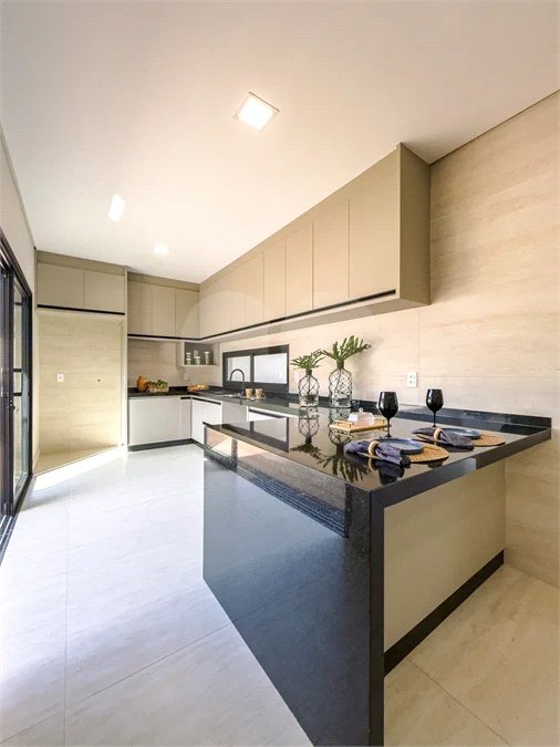 Indaiatuba - Condomínio Milano - Sobrado - 350 m² de terreno - 240 m² de área construída - 4 vagas de garagem, sendo 2 cobertas - Salas de estar e jantar integradas - 3 suítes com closet e varanda no pavimento superior - Escritório no térreo - Espaço gourmet com churrasqueira - Banheiro externo