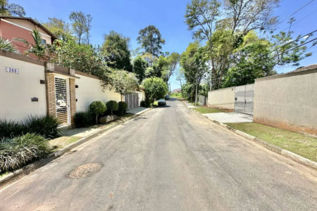 Magnífica Casa Contemporânea na Fazendinha - 4dorms | 3 Suites | Gourmet, piscina, lareira, hóspedes, escritório! Muito Verde e Tranquilidade em um dos melhores condominios da Região .