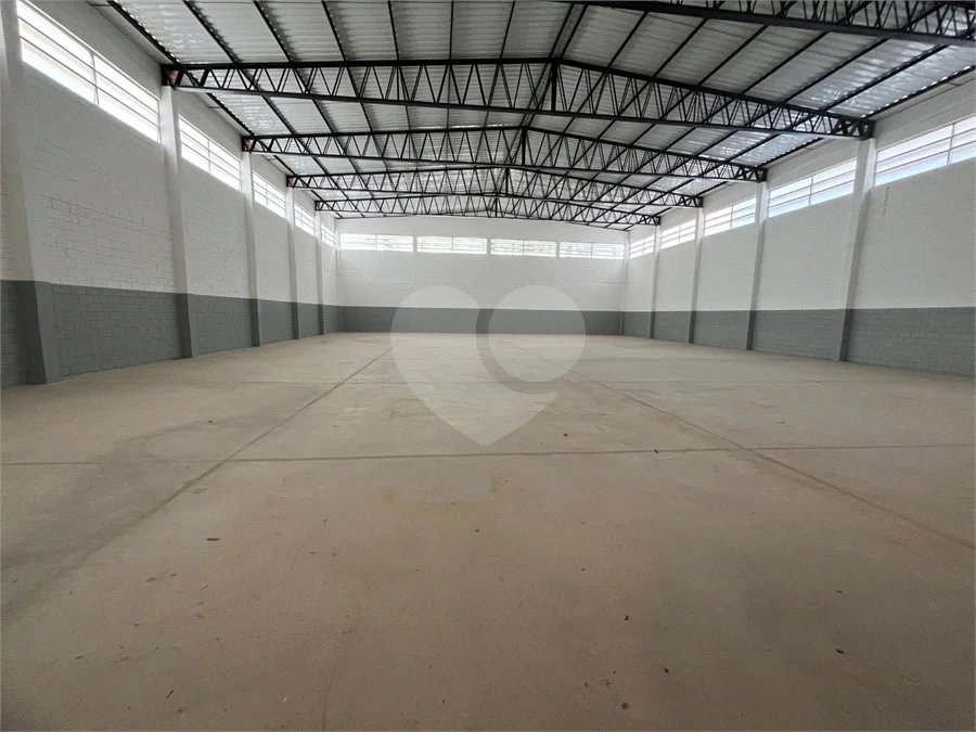 GALPÃO INDUSTRIAL NOVO – 800 M² - Em frente à Rodovia Kanela Forti