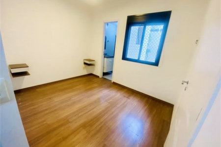 Apartamento com 2 dormitórios , uma suíte e 2 vagas cobertas . Excelente Valor