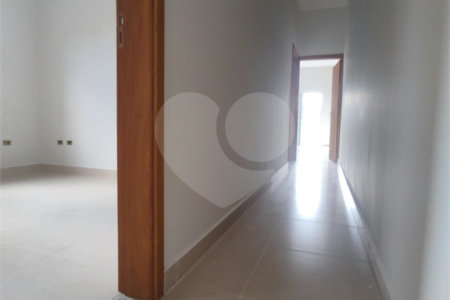 Casa térrea em Atibaia com 3 suítes, sala 2 ambientes, 2 vagas garagem, excelente localização, pronta para morar