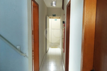Galpão com 1155m² , 6 banheiros , sendo 2 vestiários , atualmente com 13 vagas , podendo chegar a 17 , à venda na Vila Principe de Gales em Santo André.