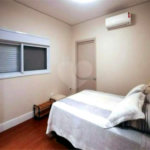Casa de Alto Padrão em Condomínio com 4 suítes.