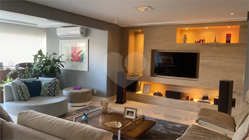 Apartamento na Mooca com 204 m² com vista maravilhosa, sendo 3 suítes e 4vagas.