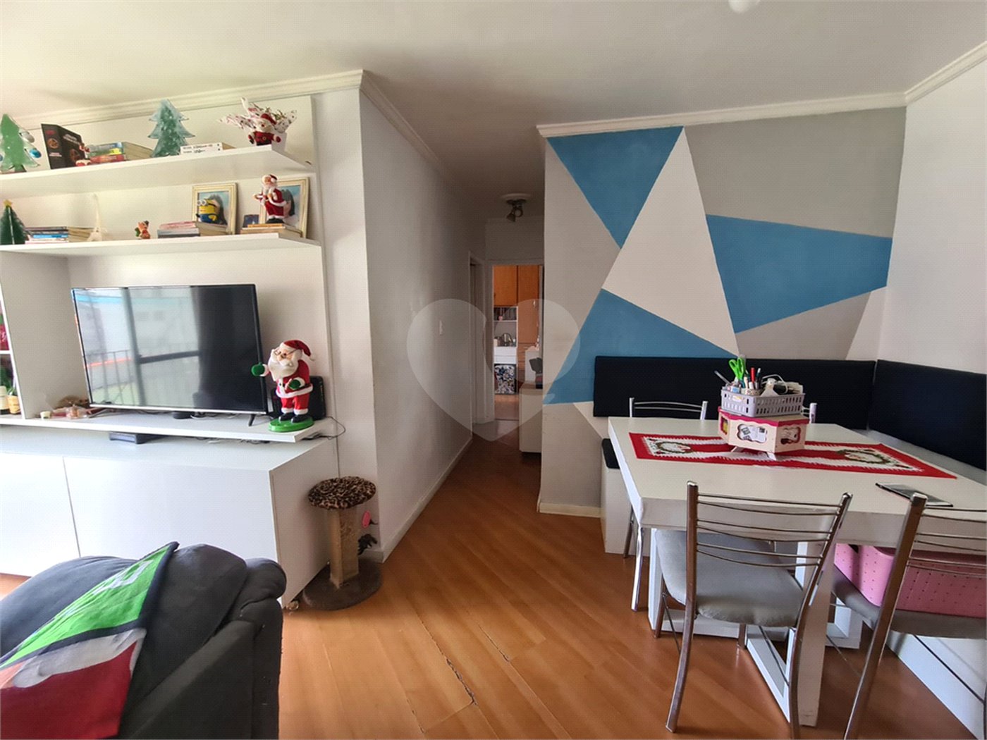 Apartamento com 3 dormitórios, sendo 1 suíte.