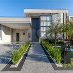 Indaiatuba - SP - Condominio Dona Lucilla - Valor R$2.295.000,00 - 3 suítes + escritório + lavabo - Terreno: 300m2 - Construção: 188m2 - Diferenciais - Móveis planejados no escritório, sala de TV, lavabo, cozinha, área gourmet, lavanderia, banheiros e closet - Ar condicionado em todos os ambie