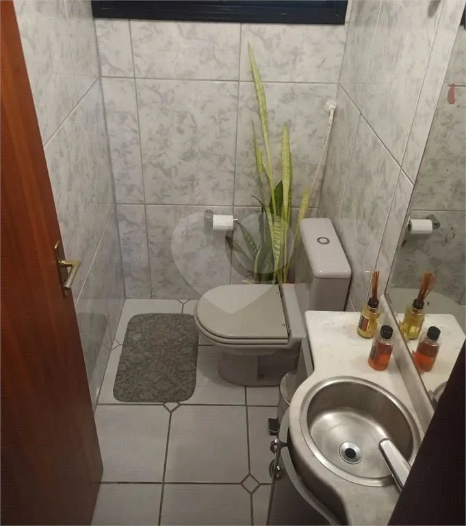 Sobrado de 242 m² com 3 Suítes e 4 Vagas de Garagem no Ipiranga