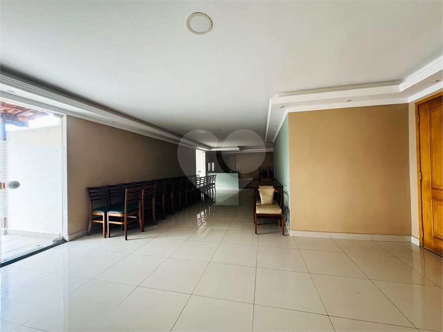 Vende-se Apartamento de 2 Quartos com Sacada na Vila Mascote