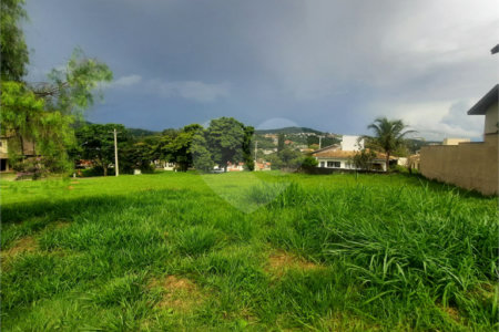 Lindo terreno de 450m², localizado no Condomínio Vilaggio Caprirccio