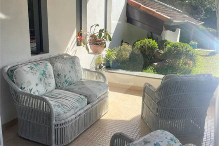 Casa à venda, 742 m², com piscina, 5 suítes, em Embu das Artes
