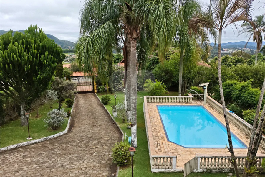Casa à venda com 4 quartos, sendo 2 suítes,  em Country Residencial Felix, Bom Jesus dos Perdões, SP