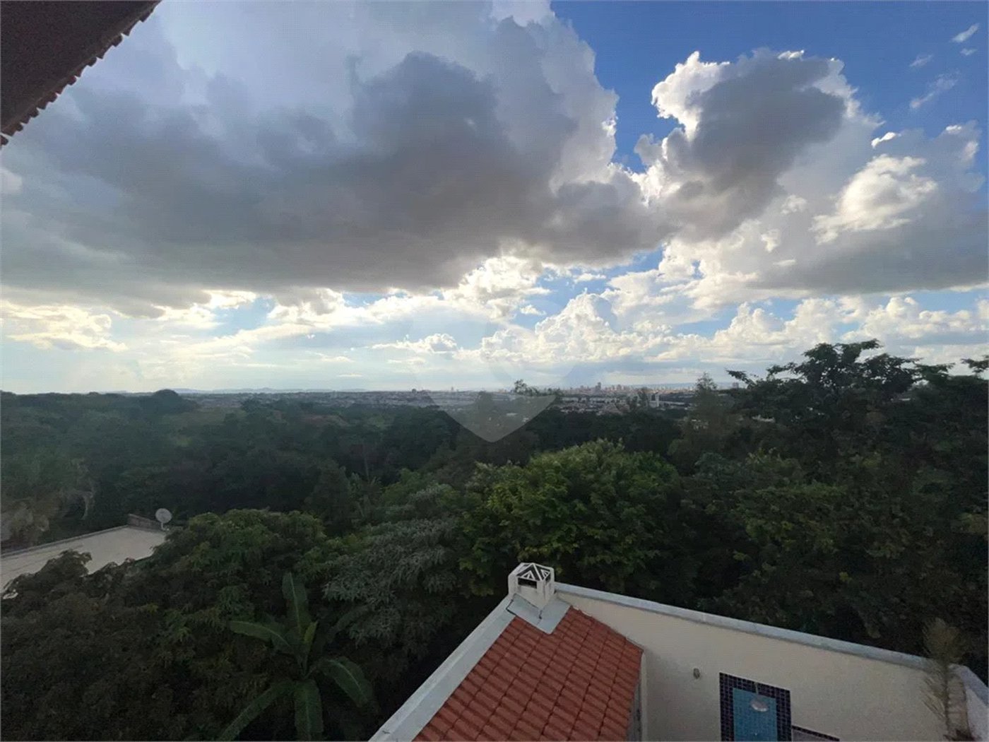 Casa ampla no bairro Terra Rica com 3 pavimentos e excelente estrutura.