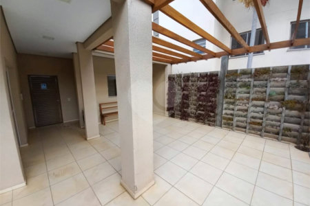 Apartamento no Condomínio Mont Vernon .