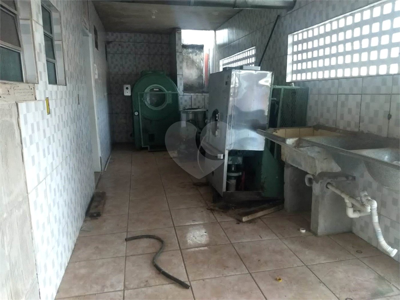 Imóvel comercial contendo terreno com área total de 3.000,00 m² .