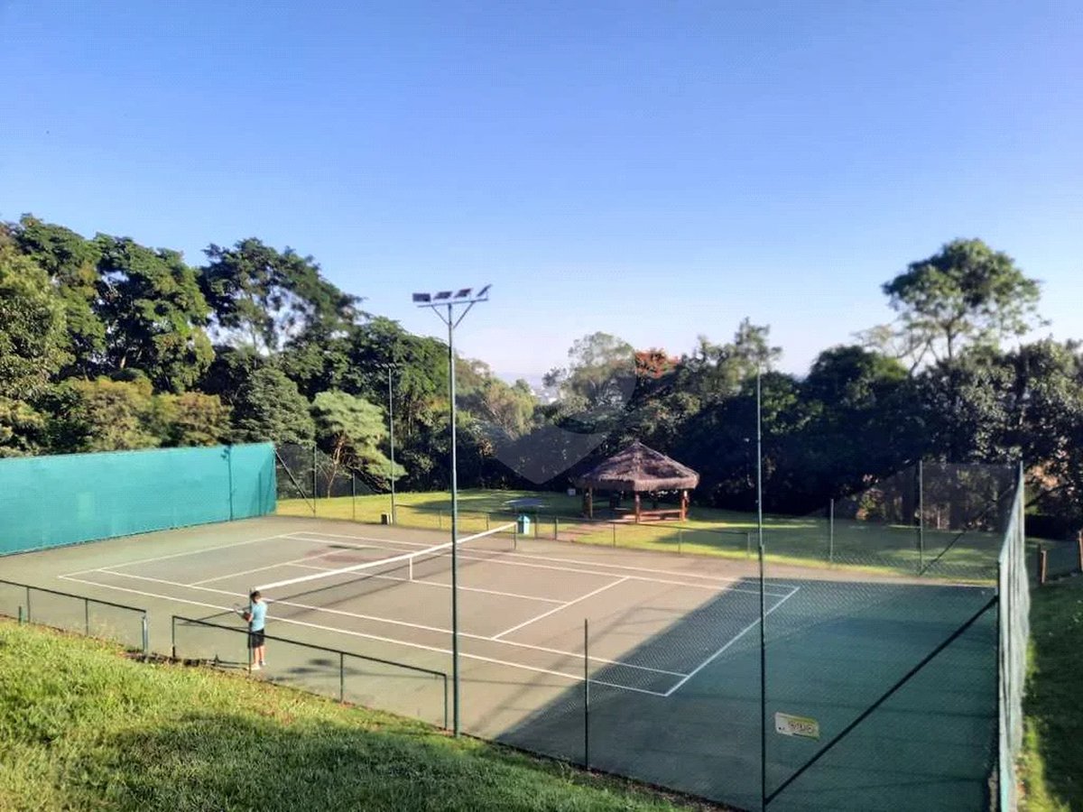 Casa em condomínio Impecável, 4 dorms / 2 suítes, varanda gourmet, piscina, 3 lareiras