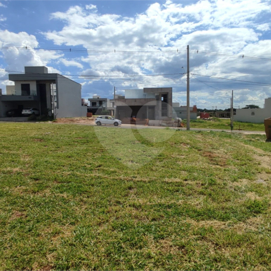 Lote à Venda em São Carlos, no Condomínio Villeneuve I