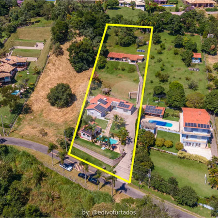 Casa à venda com 4 suítes no condomínio Vale da Santa Fé, Vinhedo - SP