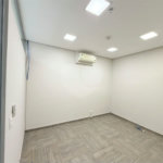 Sala para locação Domo Business 101 m - 2 vagas - Sala com divisórias, ar condicionado e banheiro.