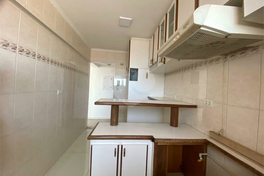 Apartamento possui 70 metros,1 vaga de garagem coberta.