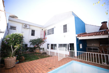 Casa com 4 Dormitórios e área de lazer com piscina