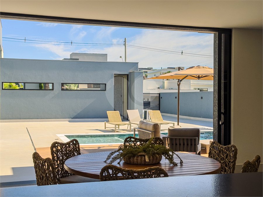 Indaiatuba - Quintas da Terracota - 1252 m² de terreno - casa térrea com 514 m² de área construída -3 vagas de garagem cobertas e 3 descobertas Lavabo - Sala de estar e jantar amplas e integradas - Escritório privativo - Cozinha toda equipada com geladeira, forno, micro-ondas, lava-louças,
