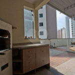 Linda cobertura Duplex om 3 dormitórios, sendo uma suíte com armários e ar condicionado e 2 vagas .