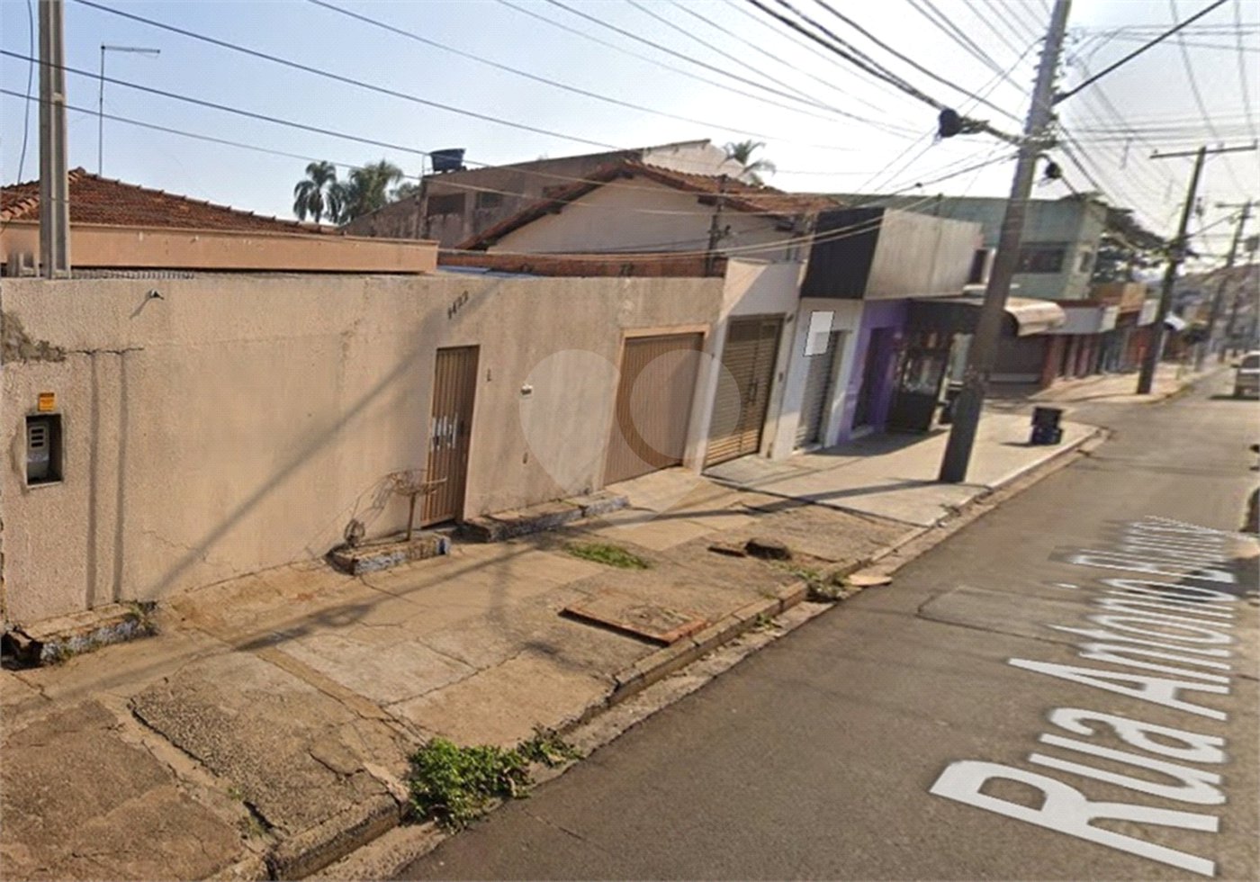 Casa térrea com piscina e 3 quartos.