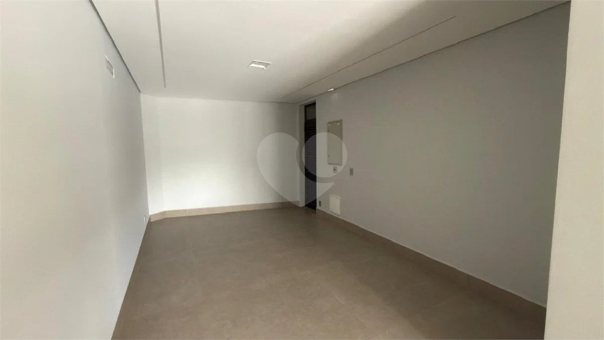Sobrado de alto padrão no Swiss Park, totalmente reformado, com 4 suítes, piscina, elevador, espaço gourmet, 4 vagas e condomínio com lazer completo.