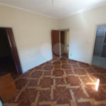 Casa térrea com 3 dormitórios, sendo 1 suíte.