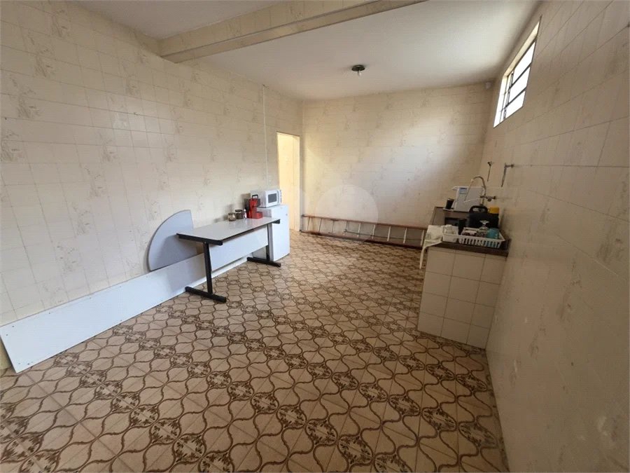 Casa térrea à venda com amplo quintal e grande potencial na Vila Nery