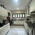 Casa em condomínio com 3 dormitórios, 01 suíte, garagem para 06 carros, área gourmet, piscina.
