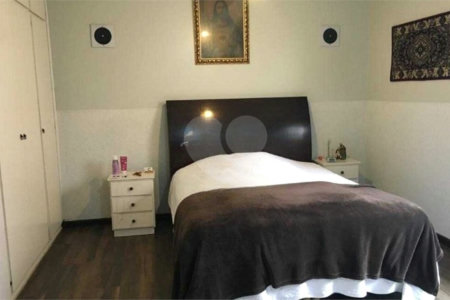 Casa térrea com 3 dormitórios, sendo 2 suítes.