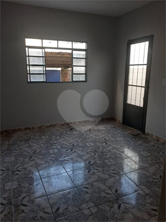 Casa térrea com 2 dormitórios.