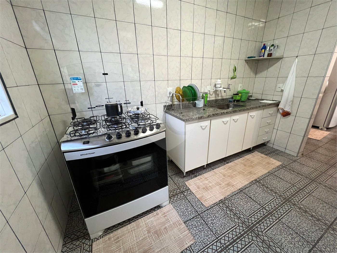 Ampla casa no condomÍnio Parque Fehr, contendo:
