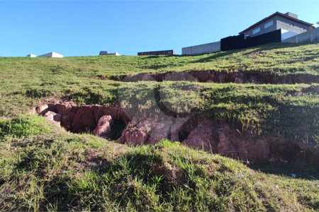 Terreno em condomínio fechado com 1.086 metros, pronto para construir, ampla área de lazer, aceita financiamento