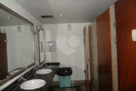 Casa comercial à venda na Rua Treze de Maio