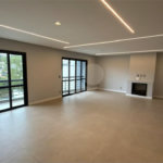 Sobrado de alto padrão no Swiss Park, totalmente reformado, com 4 suítes, piscina, elevador, espaço gourmet, 4 vagas e condomínio com lazer completo.