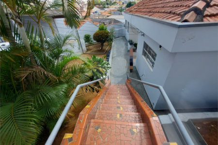 CASA TÉRREA À VENDA NA MOOCA - COM PORTEIRA FECHADA.