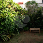 Sobrado com quintal amplo e arborizado a venda