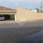 Casa Térrea com dormitórios, sendo 2 suítes.