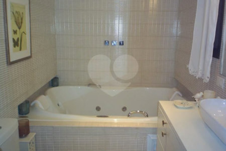 Apartamento á venda na Vila Olímpia de 156m² com 3 dormitórios, 1 suíte e 2 vagas.
