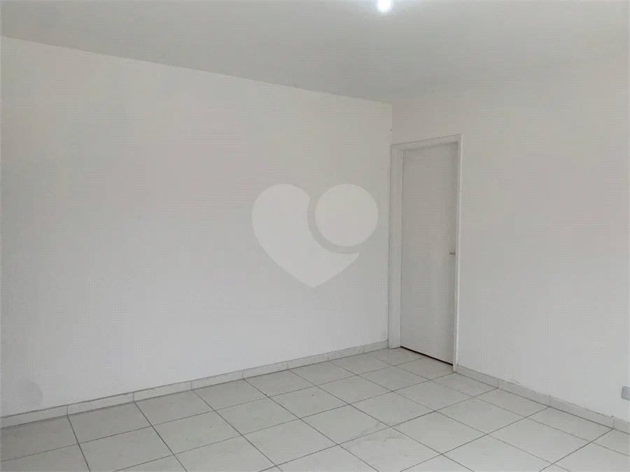 Casa espaçosa com 3 quartos, suíte, quintal e 2 vagas na Vila Santa Catarina