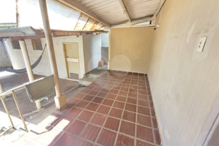 Casa térrea à venda com amplo quintal e grande potencial na Vila Nery