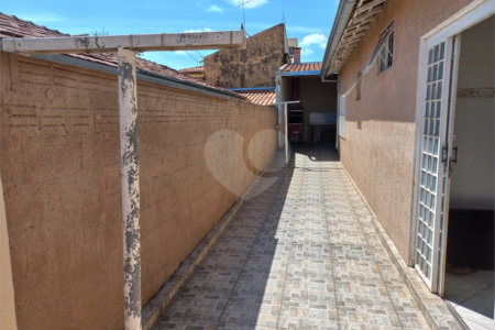 Casa térrea com 3 dormitórios, sendo 1 suíte.