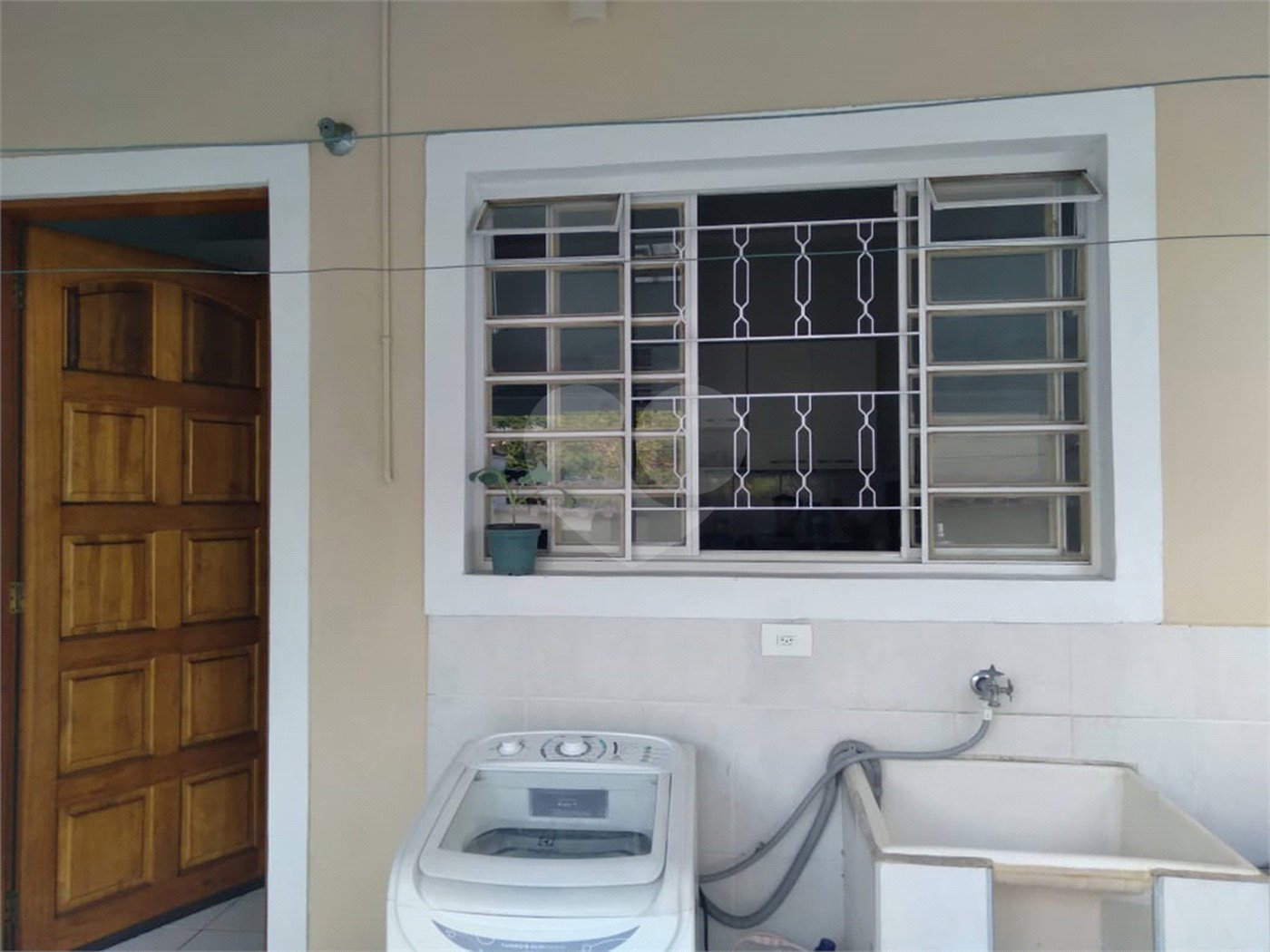 Sobrado espaçoso e bem localizado