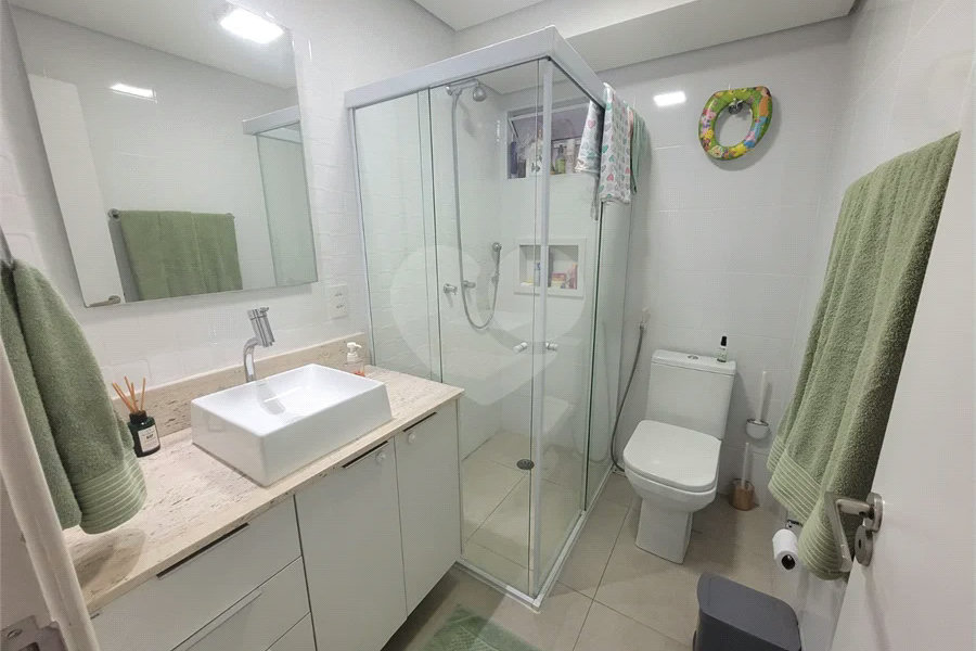 Apartamento de 03 dormitórios totalmente reformado com 02 vagas de Garagem escrituradas e livres.