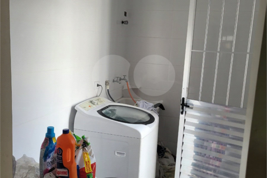Sobrado com 14 metros de frente , na Região do Jardim Guapira , próximo ao Clube Guapira com 5 dormitórios, sendo 3 suíte com armários embutidos ,banheiro social, Sala para 2 ambientes, escritório com banheiro .cozinha ampla com armários, área de serviço ,dispensa, quintal com banheiro externo c